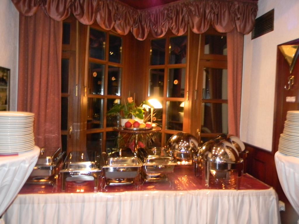 克朗多姆扎莱酒店 多明萨尔 外观 照片
